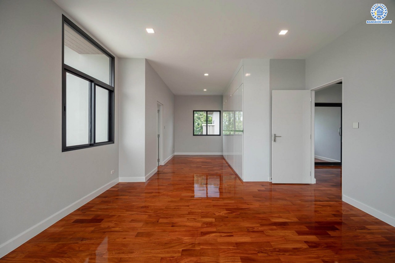 คฤหาสน์สุดหรู ดีไซน์สุด Luxury ติดถนนบรมราชชนนี โครงการ เดอะแกรนด์ ปิ่นเกล้า หลังมุม บนเนื้อที่ถึง 111.6 ตร.ว. ฟังก์ชัน 4 ห้องนอน 5 ห้องน้ำ 1 ห้องแม่บ้าน จอดรถได้ 2 คัน พร้อมบรรยากาศ Private บนทำเลเชื่อมต่อหลายเส้นทาง อาทิถนนบรมราชชนนี, ถนนพุทธมณฑลสาย3 ใกล้เซ็นทรัล ปิ่นเกล้า, ม.มหิดล และทางคู่ขนานลอยฟ้าบรมราชชนนี...